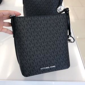 ❌SOLD OUT❌MICHAEL KORS KIMBERLY BUCKET CROSSBODY